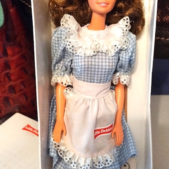 Collectors edition 1992 little Debbie barbie - Picture 4 of 10